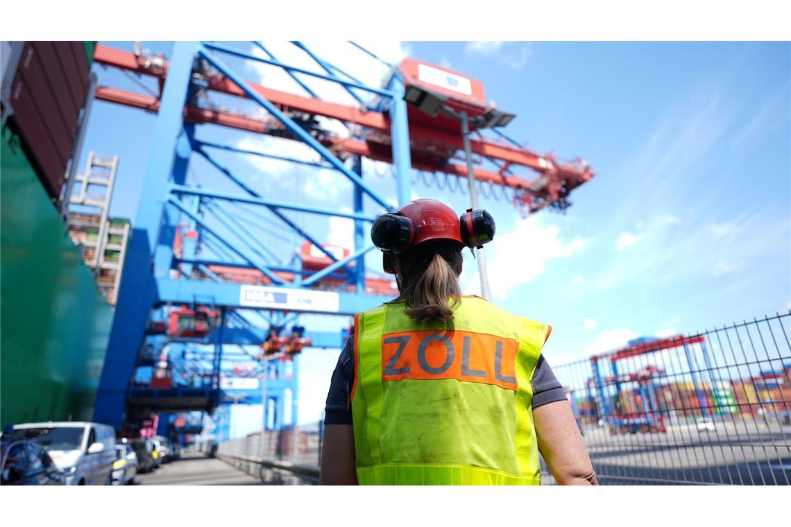 Zoll-Bilanz 2024: mehr Pakete, Marihuana und Kriegswaffen Eine Zollbeamtin steht neben einem Containerschiff im Hamburger Hafen.