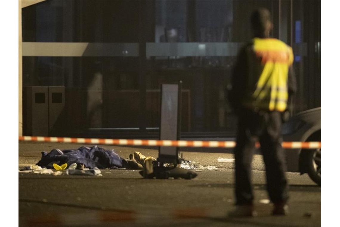 Todesschüsse vor Berliner Tempodrom - Täter auf der Flucht