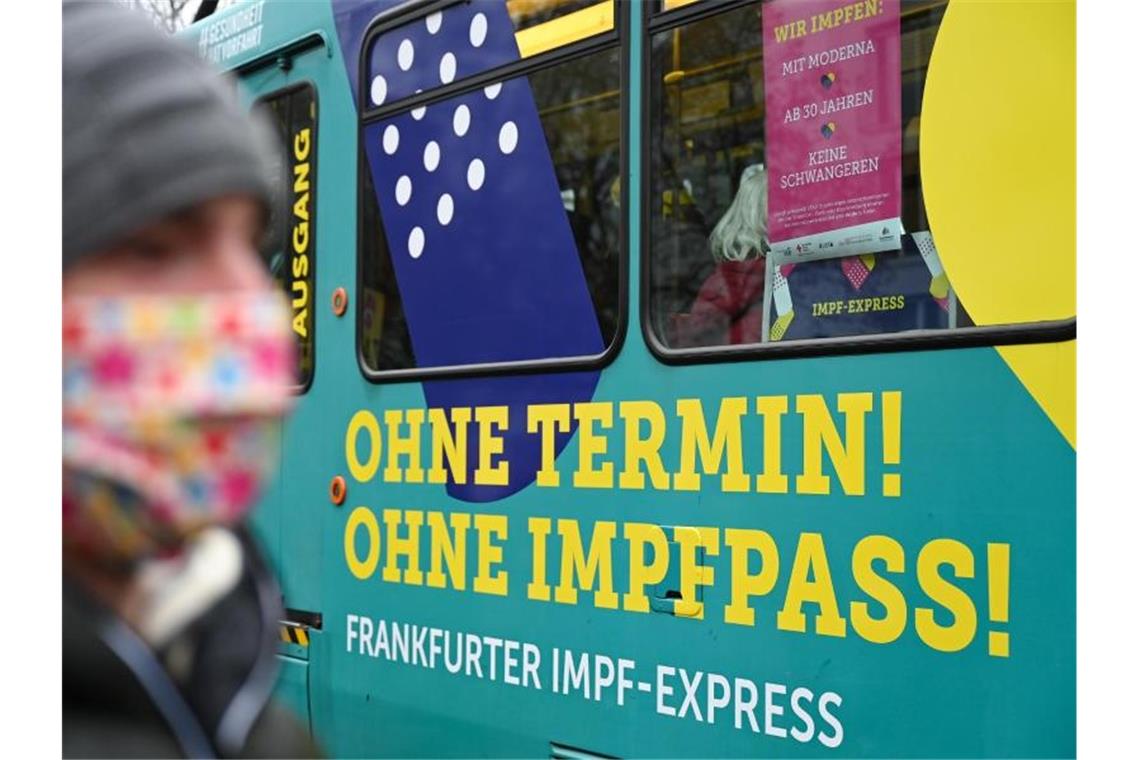 Unklare Corona-Lage nach Feiertagen - Neue Maßnahmen Eine zum Impf-Express umgerüstete Straßenbahn in Frankfurt am Main. Foto: Arne Dedert/dpa
