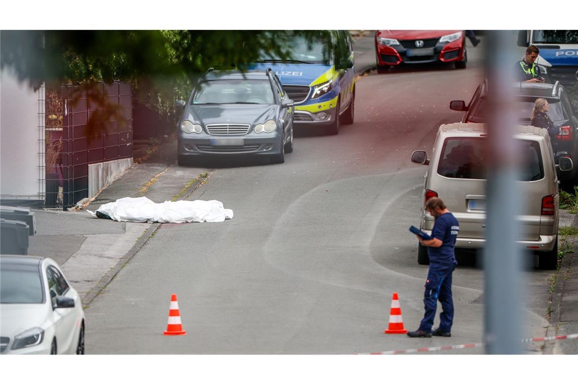 Todesschütze von Menden weiter auf der Flucht Eine zunächst in Menden festgenommene Frau ist wieder auf freiem Fuß. Bei ihr lässt sich laut Staatsanwaltschaft keine Tatbeteiligung feststellen.