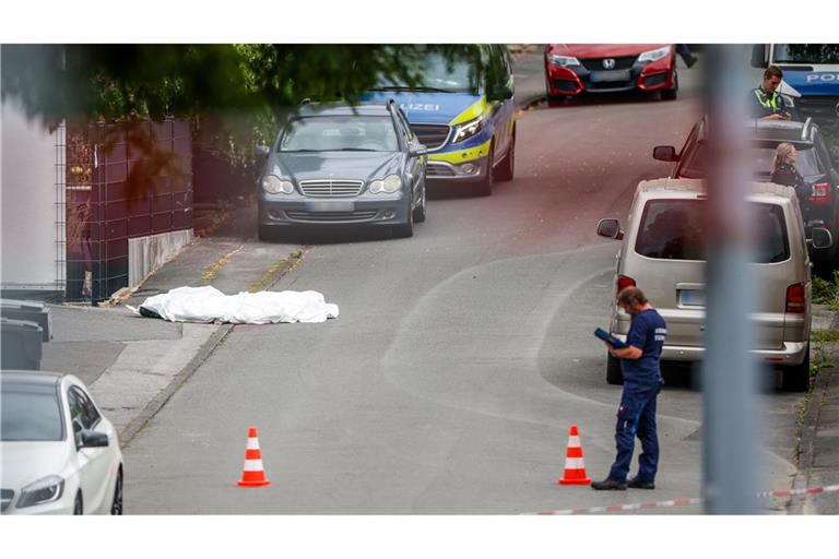 Eine zunächst in Menden festgenommene Frau ist wieder auf freiem Fuß. Bei ihr lässt sich laut Staatsanwaltschaft keine Tatbeteiligung feststellen.