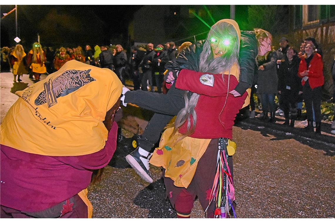 Eine Zuschauerin wird verhext und  ist jetzt gleich ihre Schuhe los. 