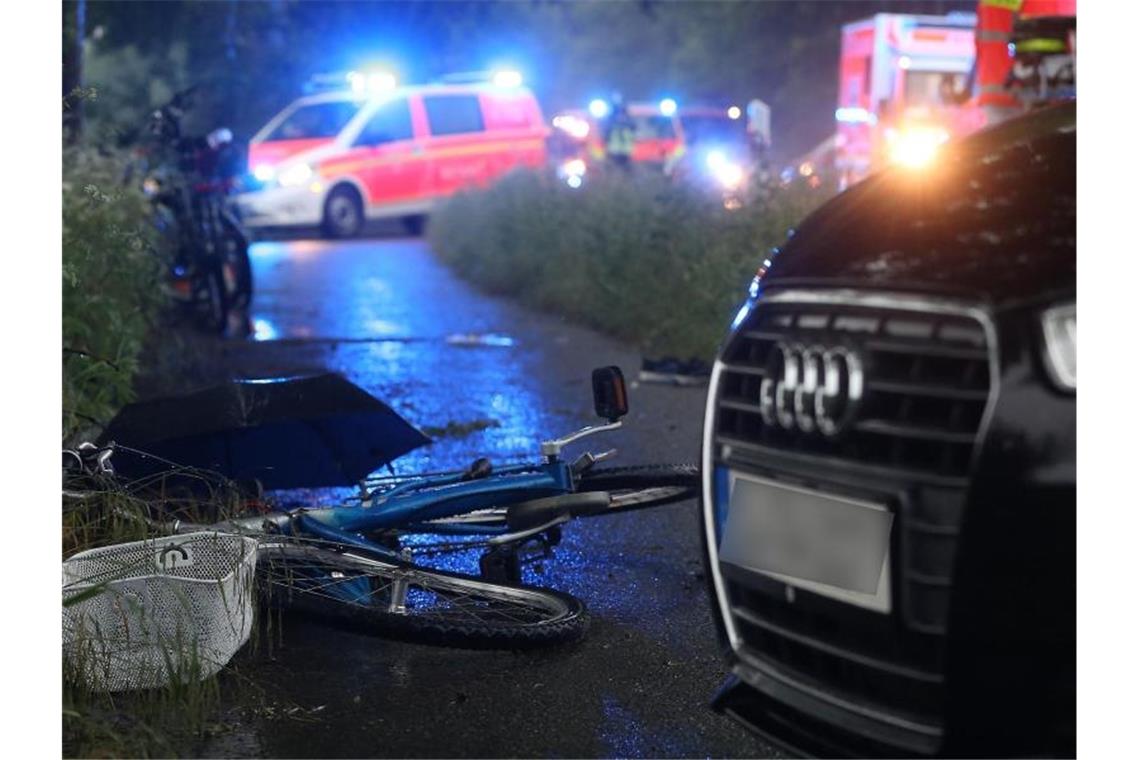 Blitz trifft Straße - Kind stürzt und wird angefahren Eine Zwölfjährige wurde bei dem Unglück im Düsseldorfer Naturschutzgebiet Urdenbacher Kämpe lebensgefährlich verletzt - ihre Mutter musste mit einem Schock behandelt werden. Foto: David Young/dpa