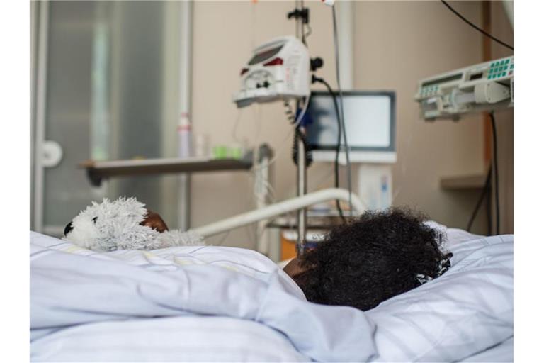 Eine Frau wird in einem Berliner Krankenhaus aufgrund schwerer Folgen einer Genitalverstümmelung behandelt. Foto: picture alliance / dpa