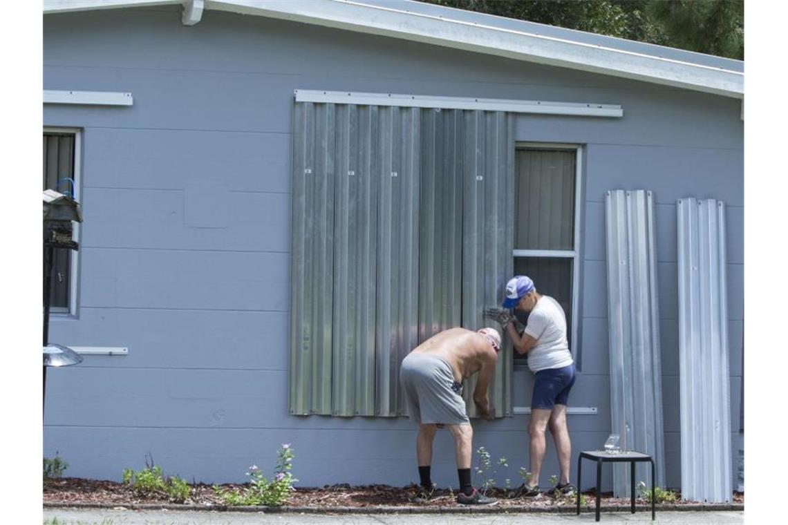 Ein Ehepaar bereitet sein Haus auf die Ankunft von Hurrikan „Dorian“ vor. Foto: Ellis Rua/AP