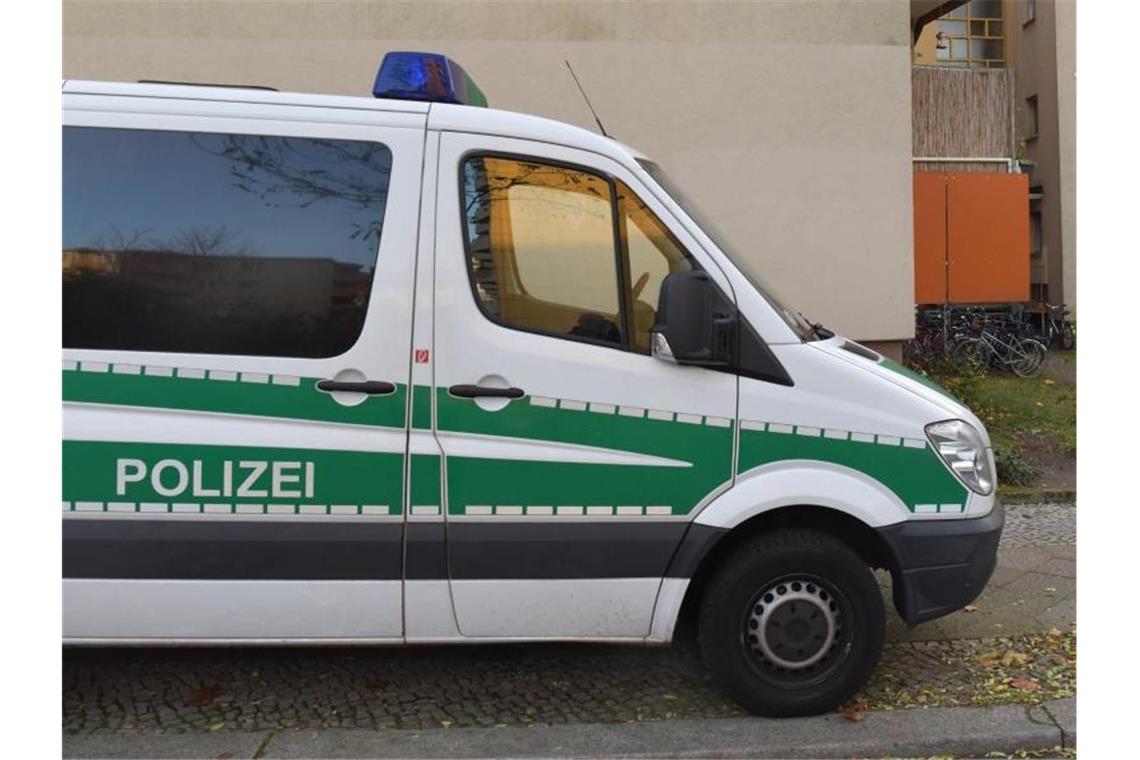 Ein Einsatzfahrzeug der Polizei steht am 19. November vor dem Wohnhaus eines 26-jährigen Mannes in Berlin-Schönberg, der wegen Terrorverdachts verhaftet wurde. Foto: Paul Zinken/dpa