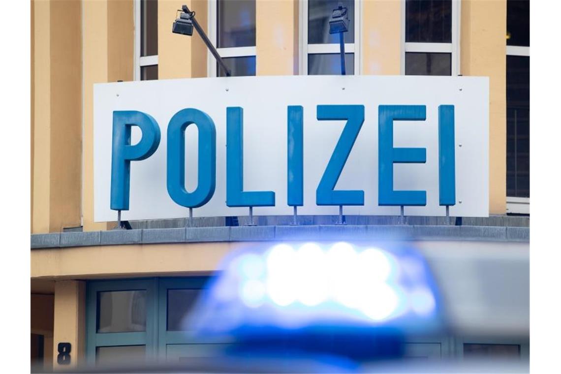 Ermittlungen wegen fahrlässiger Tötung von Fünfjährigem Ein Einsatzwagen der Polizei steht vor einer Dienststelle. Foto: Friso Gentsch/dpa/Symbolbild