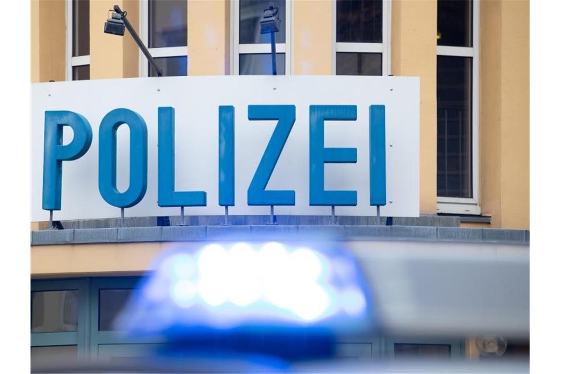 Durchsuchungen bei mutmaßlichen Impfpassfälschern Ein Einsatzwagen der Polizei steht vor einer Dienststelle. Foto: Friso Gentsch/dpa/Symbolbild