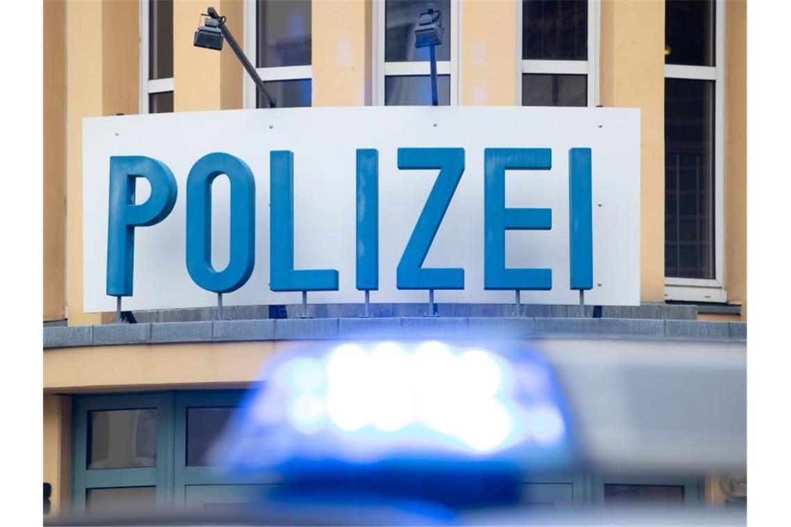 Zwei Männer nach Raub in Untersuchungshaft Ein Einsatzwagen der Polizei steht vor einer Dienststelle. Foto: Friso Gentsch/dpa/Symbolbild