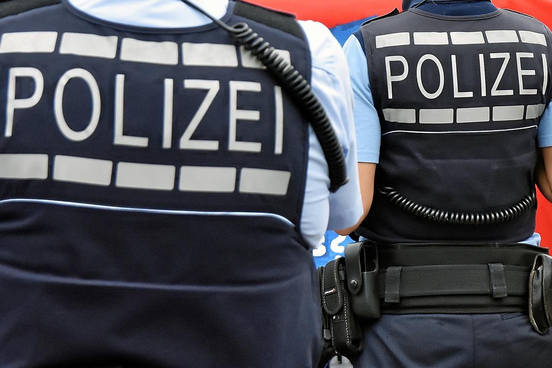 Mitbewohner geschlagen und Polizisten beleidigt Einem 35-Jährigen in Backnang musste die Polizei Handschließen anlegen, bevor sie ihn in die Gewahrsamszelle brachte. Foto: T. Sellmaier