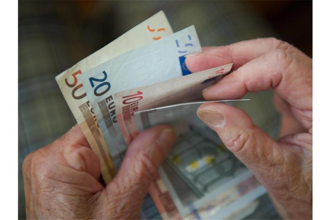 Einem Medienbericht zufolge steigen die Renten 2020 um mehr als drei Prozent. Foto: Marijan Murat/dpa
