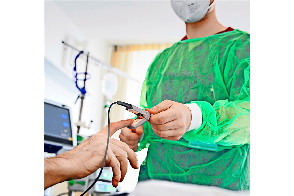 Notbetrieb an vielen Krankenhäusern Einem Patienten wird am Klinikum ein Messgerät angelegt. Das Haus soll von Mittwoch an bestreikt werden.