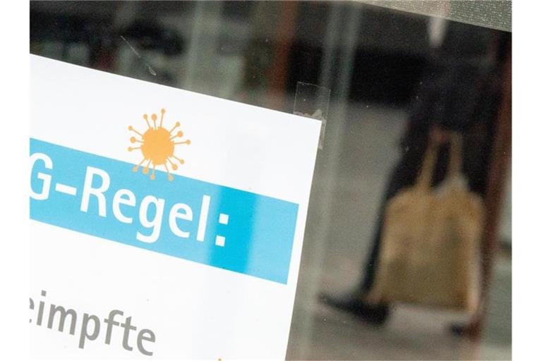 Einem Schild weist in Mainz auf die 2G-Regel im Einzelhandel hin. Foto: Sebastian Gollnow/dpa