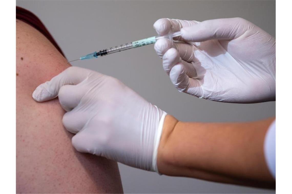 Impfstoff von Novavax in Baden-Württemberg ab nächster Woche Eine Mitarbeiterin eines Impfzentrums impft einen Mann gegen Corona. Foto: Sven Hoppe/dpa/Symbolbild
