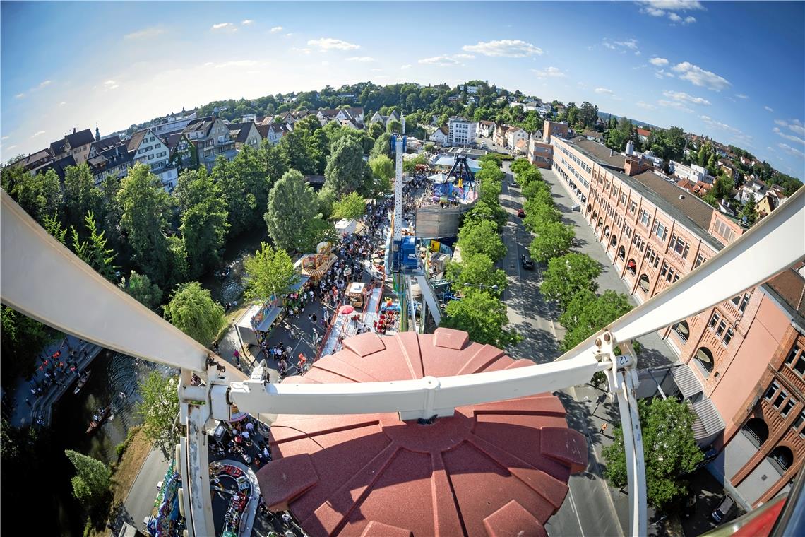 Einen besonderen Blick auf das Fest genießt man aus der Gondel des Riesenrads.