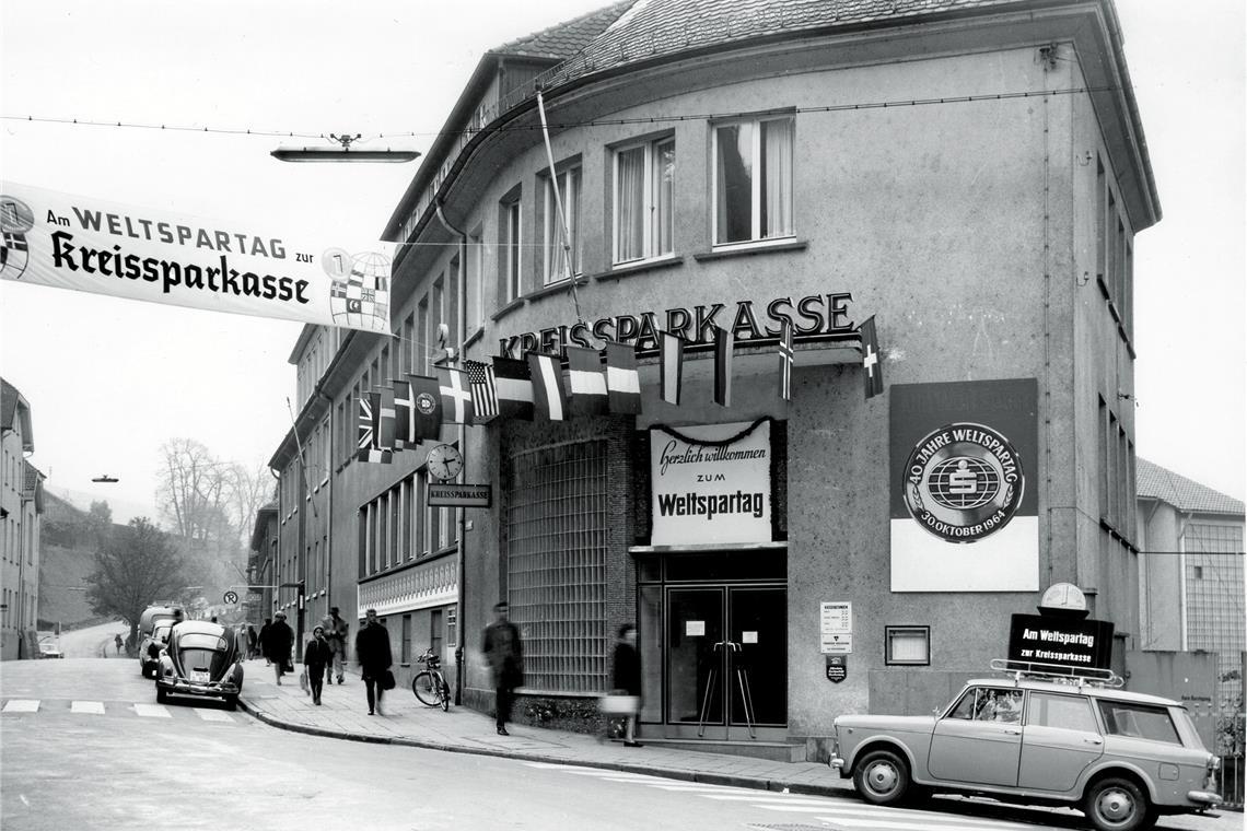 Einen ersten Neubau erhielt die Kreissparkasse an der Bahnhofstraße: das Gebäude, in dem heute die Volkshochschule ist. Repros: Peter Wolf