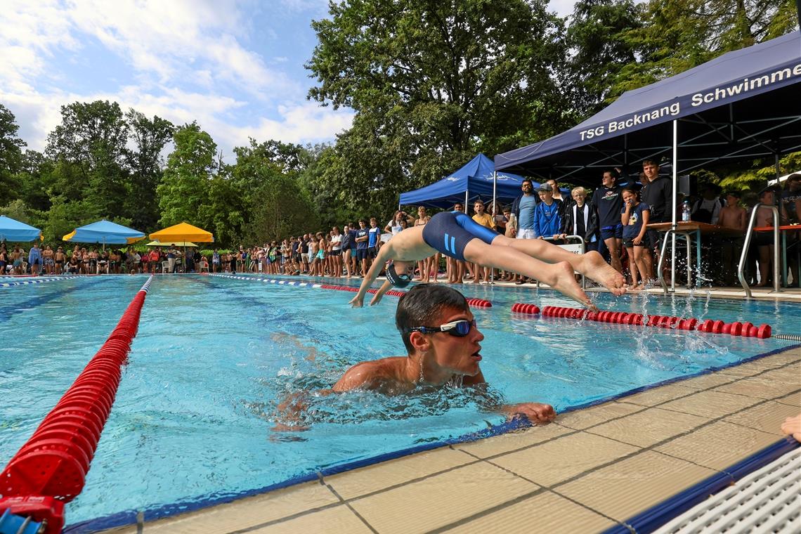 Stadtmeisterschaft im Schwimmen: Teilnehmerrekord und Spaß im kühlen Nass Einen fliegenden Wechsel gibt es bei den insgesamt 143 Staffeln während der Titelkämpfe im Backnanger Mineralfreibad zu sehen. Foto: Alexander Becher