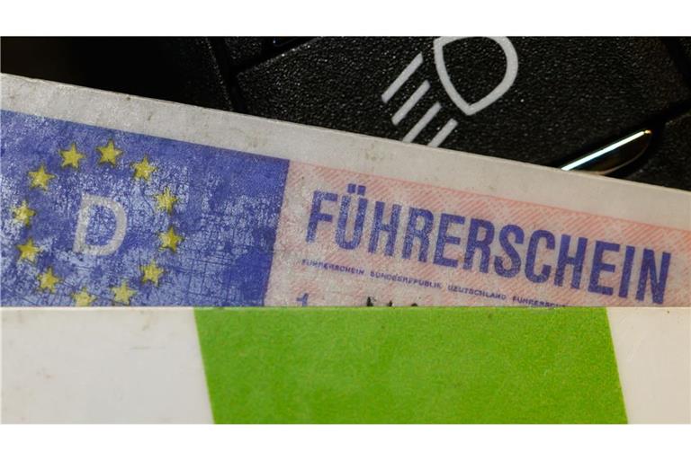 Einen Führerschein zu machen, soll für Fahrschülerinnen und Fahrschüler günstiger und flexibler werden.