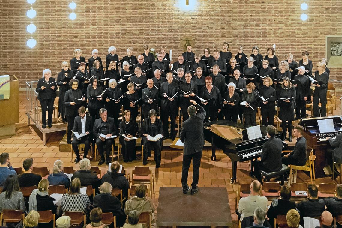 Ein berückend schöner Hörgenuss Einen großen Klangkörper bilden die Kantorei und der Kammerchor der Stiftskirche: Beim Konzert in der Matthäuskirche in Backnang sind auch Instrumentalisten und Gesangssolisten mit dabei. Foto: A. Becher