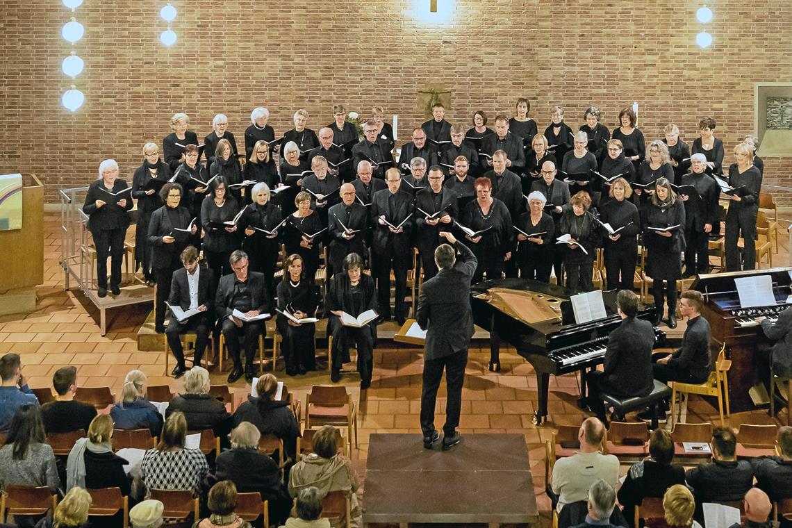 Einen großen Klangkörper bilden die Kantorei und der Kammerchor der Stiftskirche: Beim Konzert in der Matthäuskirche in Backnang sind auch Instrumentalisten und Gesangssolisten mit dabei. Foto: A. Becher