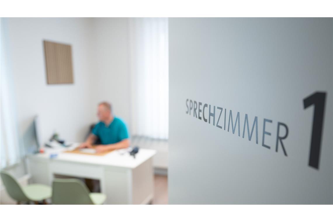 Einen Hausarzt zu finden, ist in vielen Teilen Baden-Württembergs alles andere als einfach (Symbolbild).