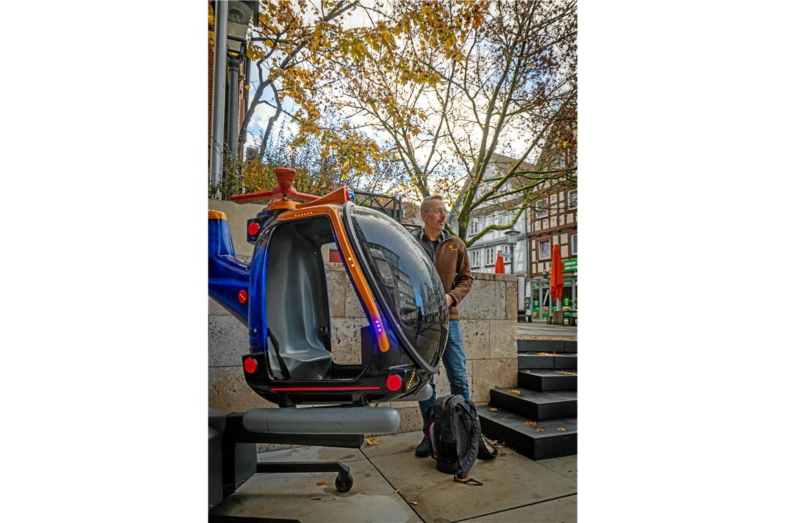 Kein Einkauf ohne Ritt auf dem Elefanten Einen Rucksack voll mit Werkzeug hat Andreas Bastiansen immer dabei, um die Unterhaltungsgeräte zu reparieren oder zu warten. Beim Hubschrauber in der Backnanger Innenstadt kontrolliert er als erstes den Münzeinwurf. Fotos: Alexander Becher