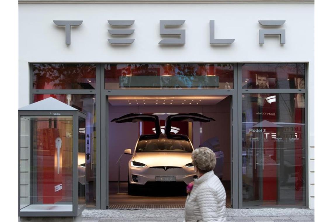 Einen sogenannten Showroom hat Tesla in Berlin bereits - am Kurfürstendamm. Foto: Soeren Stache/zb/dpa