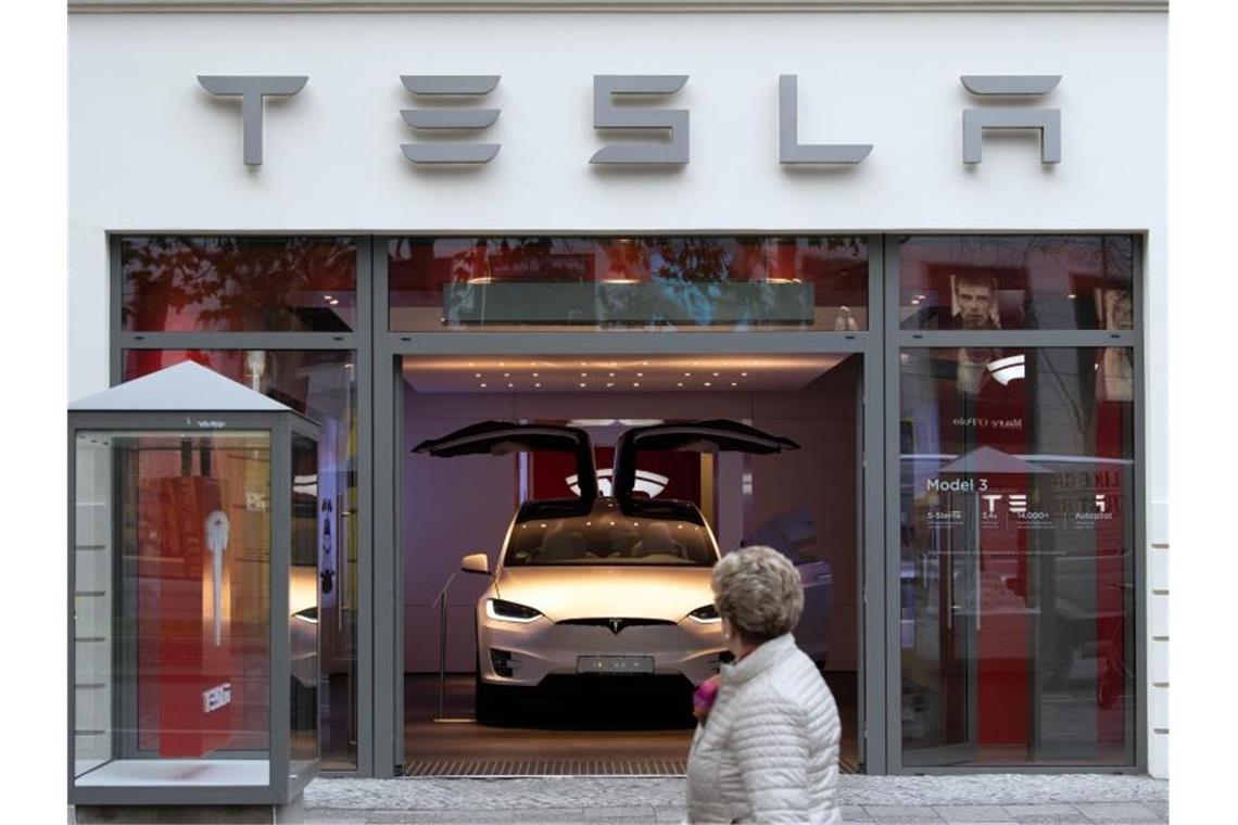 Hoffnung auf 8000 Jobs in Tesla-Fabrik bei Berlin Einen sogenannten Showroom hat Tesla in Berlin bereits - am Kurfürstendamm. Foto: Soeren Stache/zb/dpa