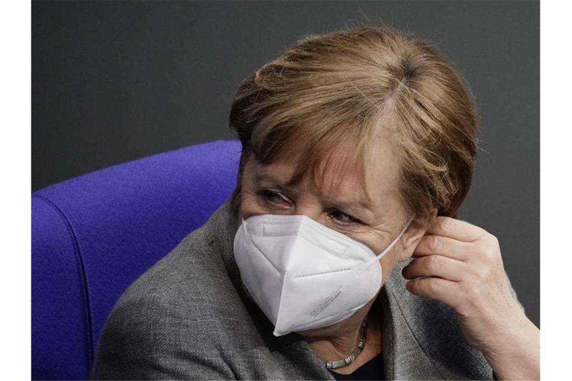 Einen Termin für die nächste Runde mit den Regierungschefs der Länder nannte Bundeskanzlerin Angela Merkel nicht. Foto: Michael Kappeler/dpa