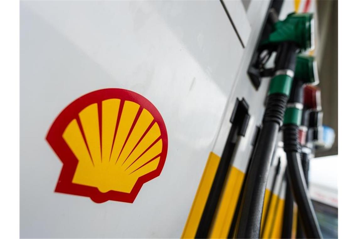 Einen Cent pro Liter Sprit können Shell-Kunden künftig freiwillig mehr zahlen. Das Unternehmen will das Geld in Kompensation stecken. Foto: Christophe Gateau/dpa