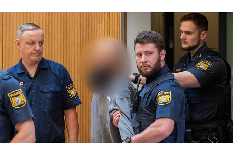 Einer der Angeklagten auf dem Weg in den Gerichtssaal.