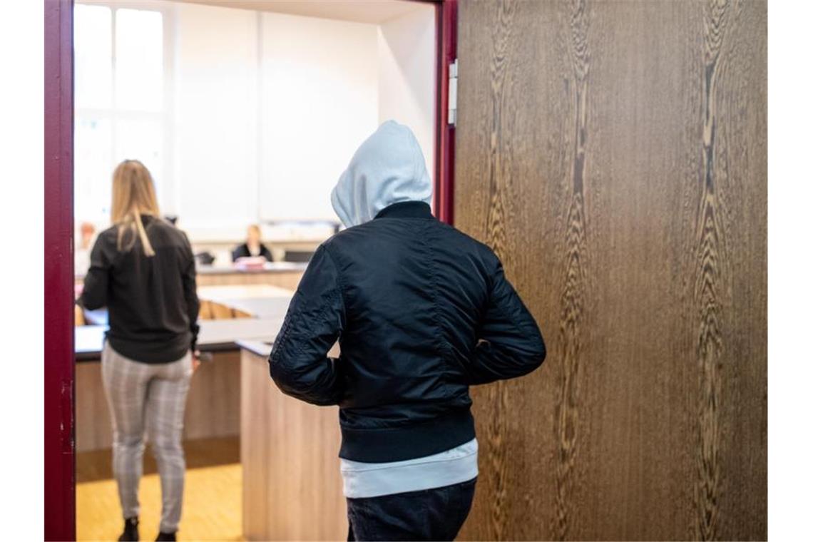 Jugendstrafen im Prozess um Gruppenvergewaltigung in Mülheim Einer der Angeklagten betritt den Gerichtssaal im Landgericht Duisburg (Archiv). Foto: Marcel Kusch/dpa