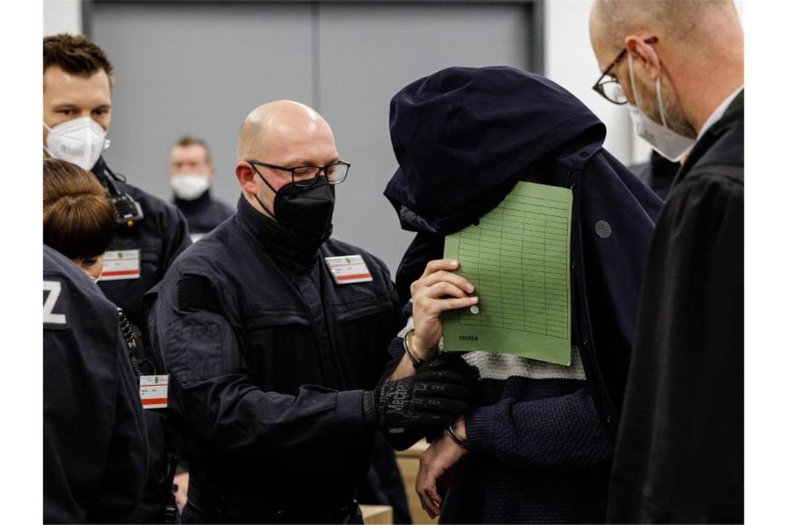 Einer der Angeklagten im Gerichtssaal in Dresden. Foto: Jens Schlueter/AFP Pool/dpa