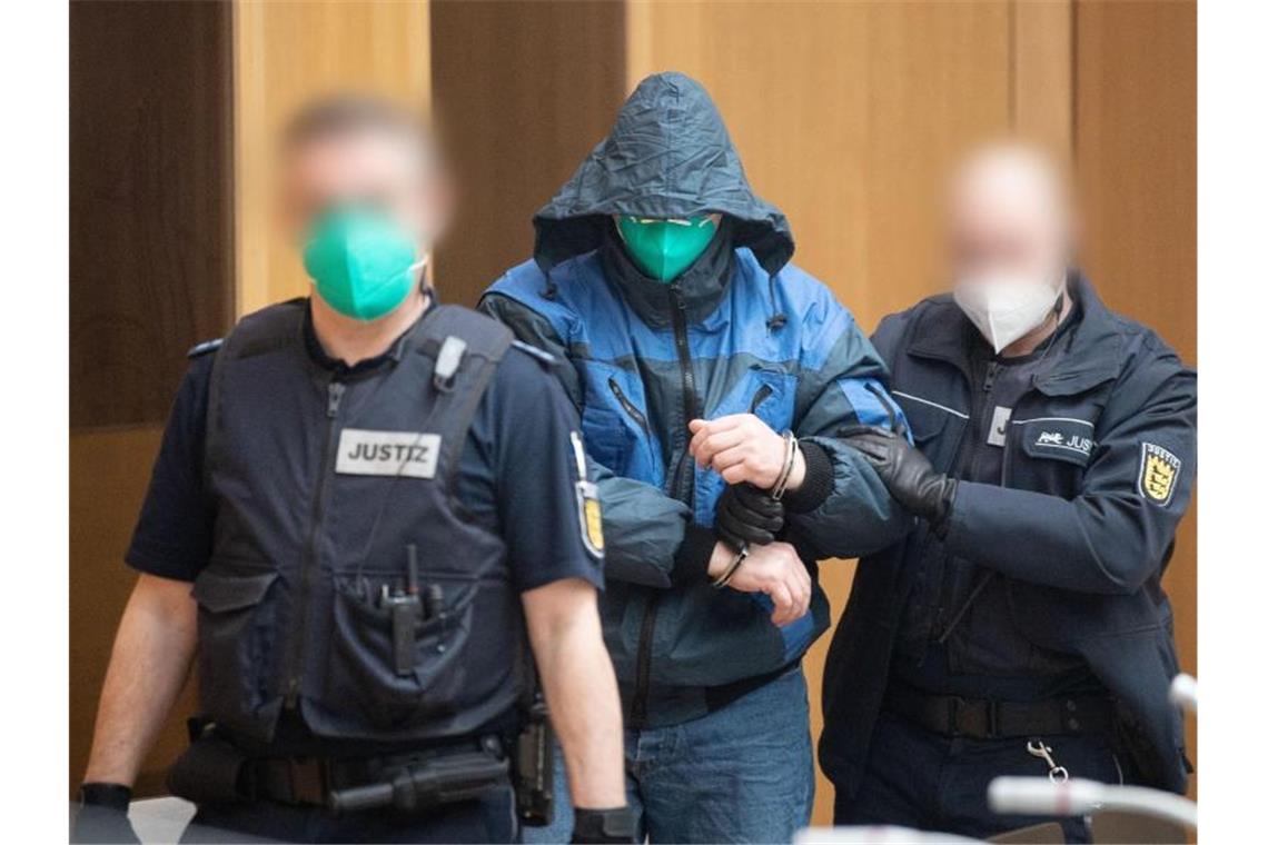 Virus-Ausbruch: Weitere Termine im Terrorprozess platzen Einer der Angeklagten im Prozess gegen die rechtsterroristische „Gruppe S.“ im Gerichtssaal. Foto: -/dpa-pool/dpa/Archivbild