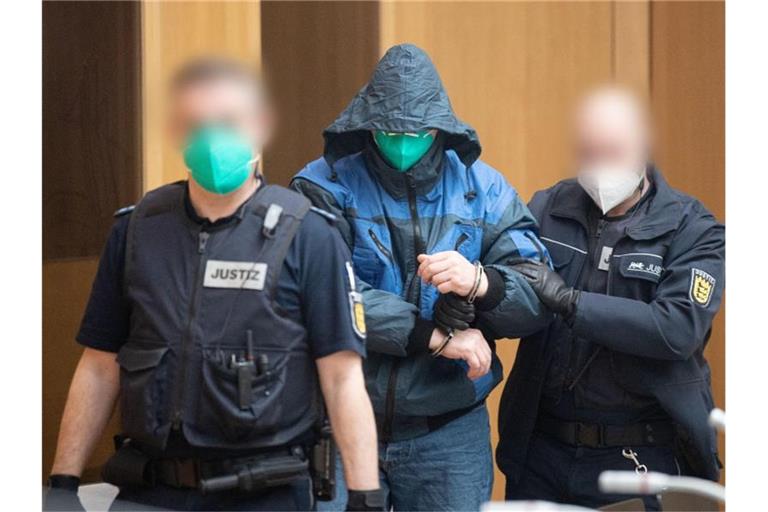 Einer der Angeklagten im Prozess gegen die rechtsterroristische „Gruppe S.“ im Gerichtssaal. Foto: -/dpa-pool/dpa/Archivbild