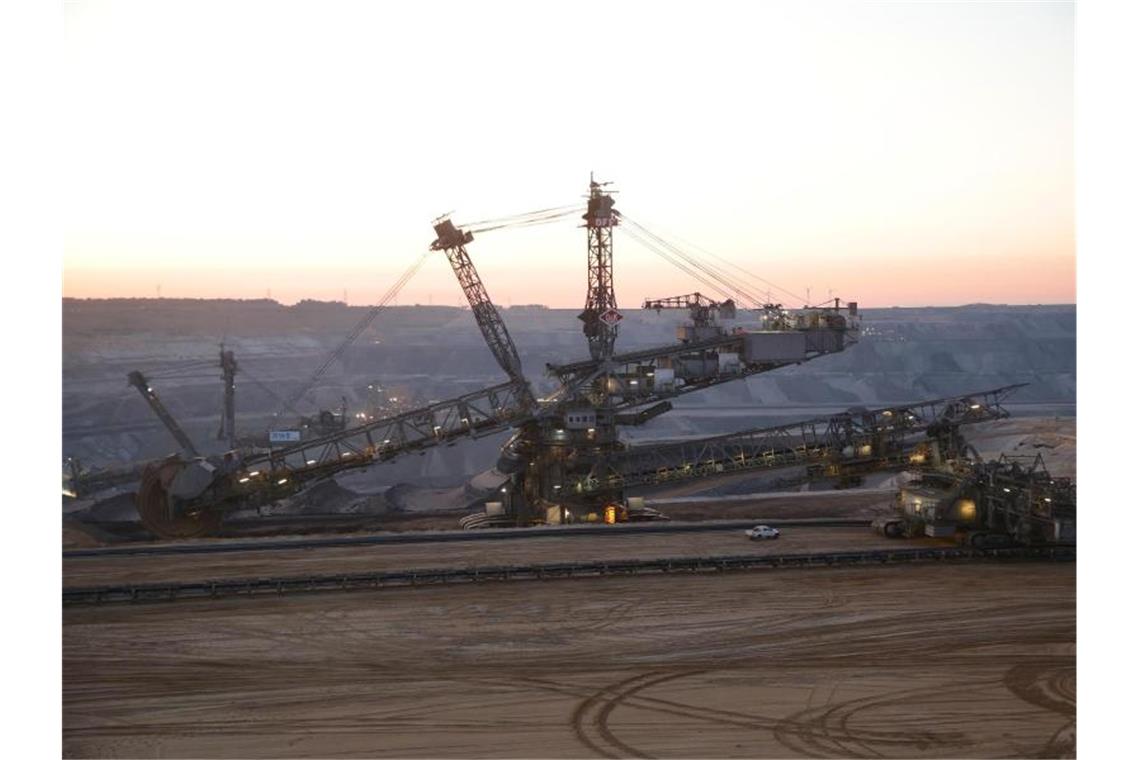 Einer der Bagger in Garzweiler im Morgengrauen. Foto: David Young/dpa