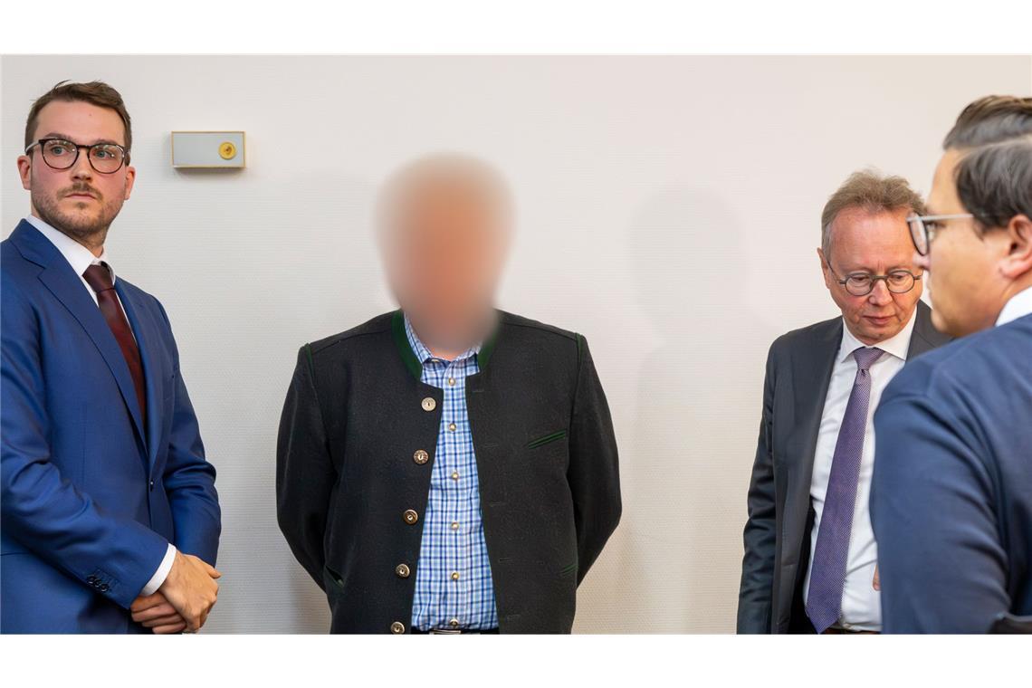 Angeklagter erklärt unter Tränen: „Ich habe solche Schuldgefühle“ Einer der beiden beschuldigten Bahnmitarbeiter (M) steht vor Prozessbeginn zwischen Anwälten im Gerichtssaal des Landgerichts München.