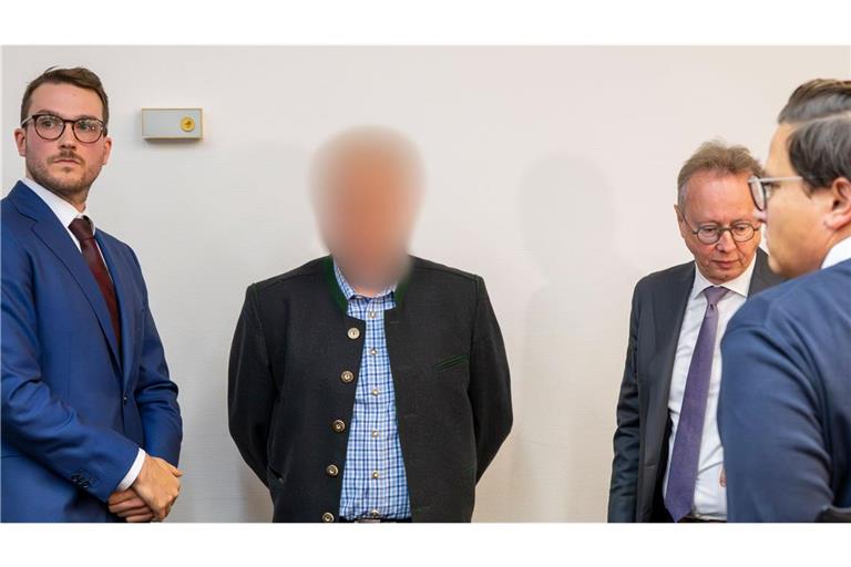Angeklagter erklärt unter Tränen: „Ich habe solche Schuldgefühle“ Einer der beiden beschuldigten Bahnmitarbeiter (M) steht vor Prozessbeginn zwischen Anwälten im Gerichtssaal des Landgerichts München.