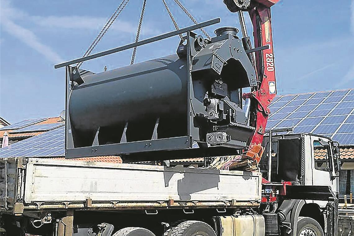 Wärme aus Hackschnitzeln für 29 Gebäude Einer der beiden Heizkessel, die zusammen eine Leistung von 700 Kilowatt haben, wird angeliefert.