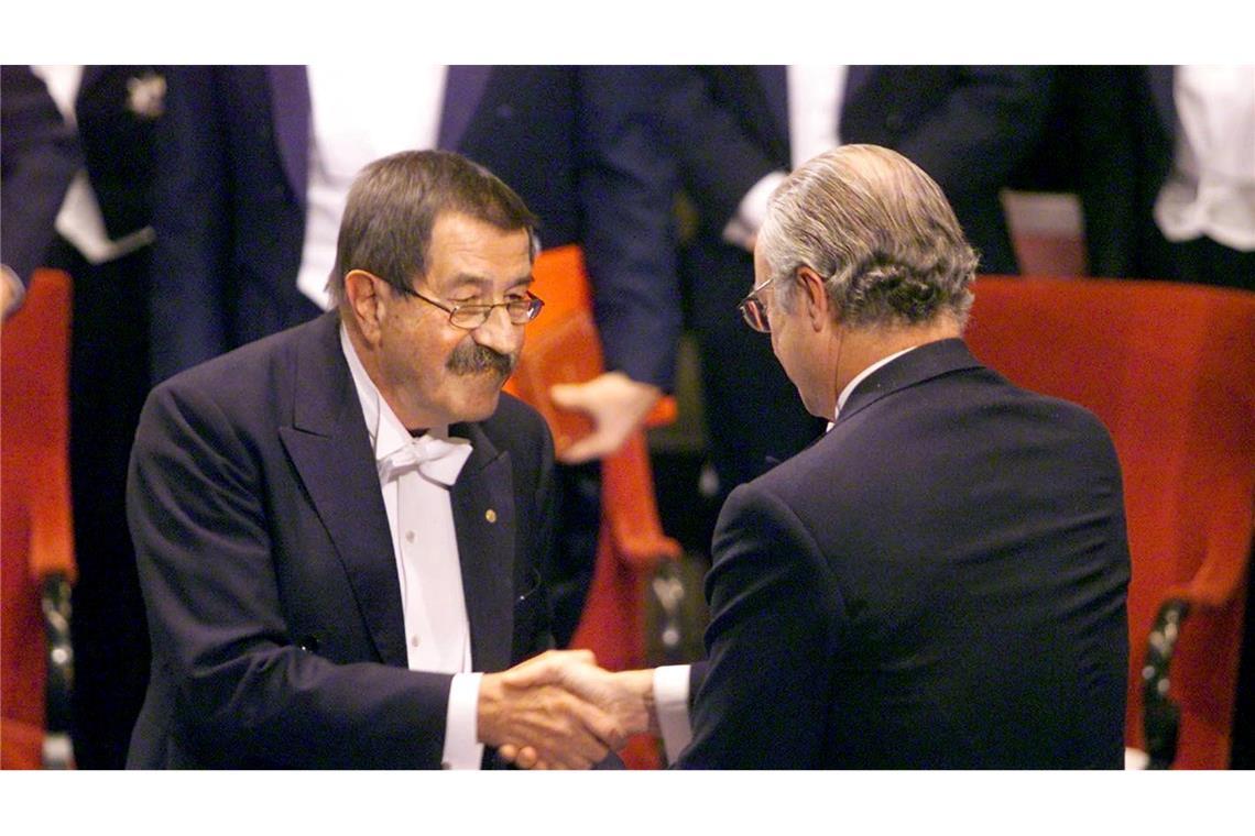 Einer der bislang letzten deutschen Nobelpreisträger: Günter Grass bekam die Nobelmedaille 1999 aus den Händen von Schwedens König Carl XVI. Gustaf überreicht. (Archivbild)