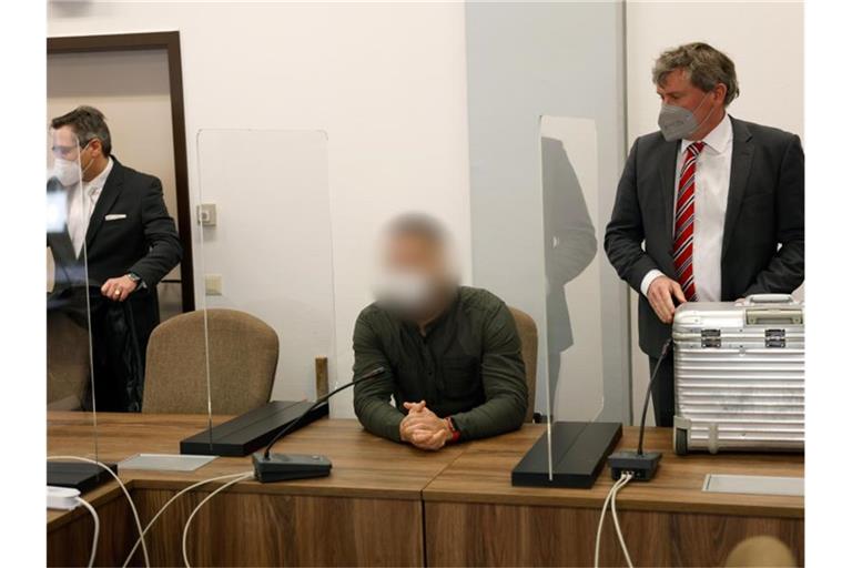 Einer der drei Angeklagten vor Beginn des Prozesses im Landgericht Köln. Foto: Thomas Banneyer/dpa