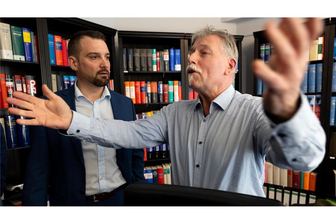 Einer der ersten Kläger ist Joachim Alfred Wagner (r), der sich von Rechtsanwalt Daniel Kuhlmann vertreten lässt.