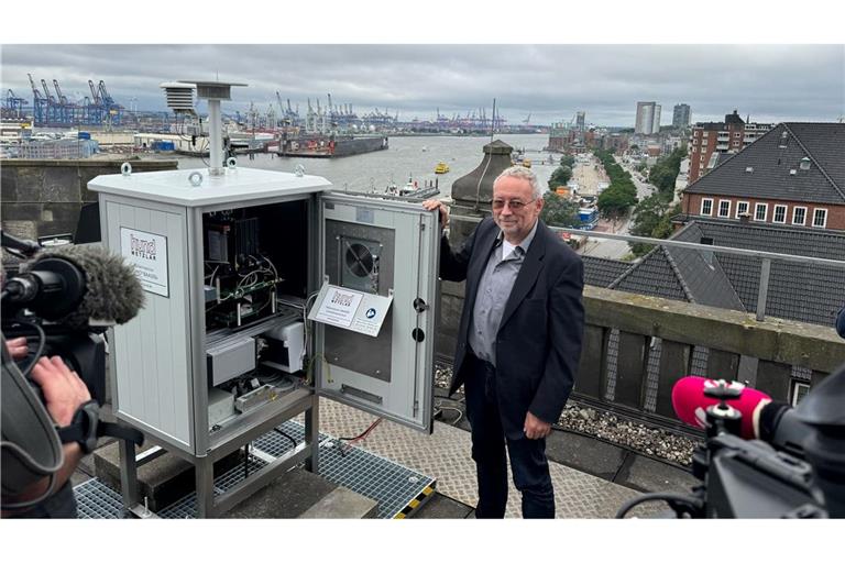 Einer der ersten Pollenmonitore steht in Hamburg, wo ihn Stefan Gilge vom DWD-Zentrum für Medizin-Meteorologische Forschung vorstellte.