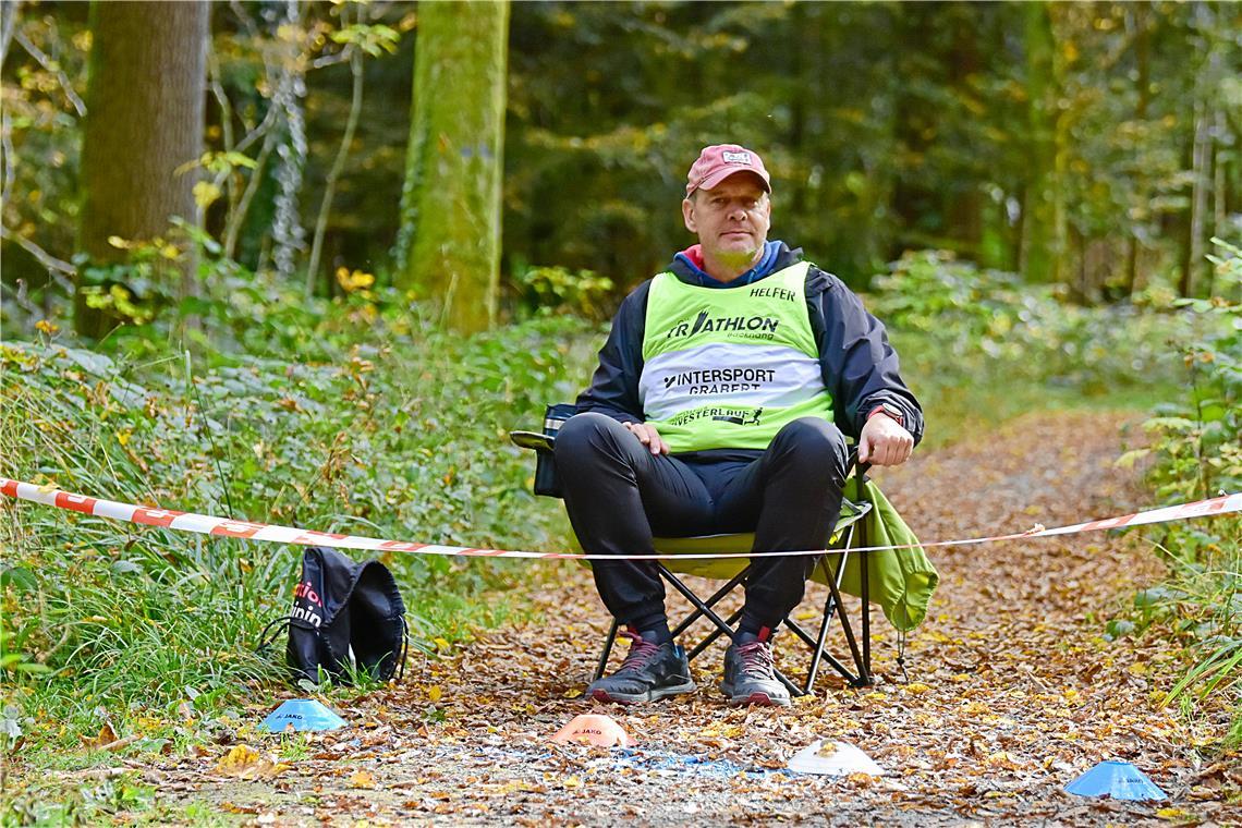 Einer der helfenden Streckenposten. Kinder Crossduathlon Backnang 2025 rund um d...