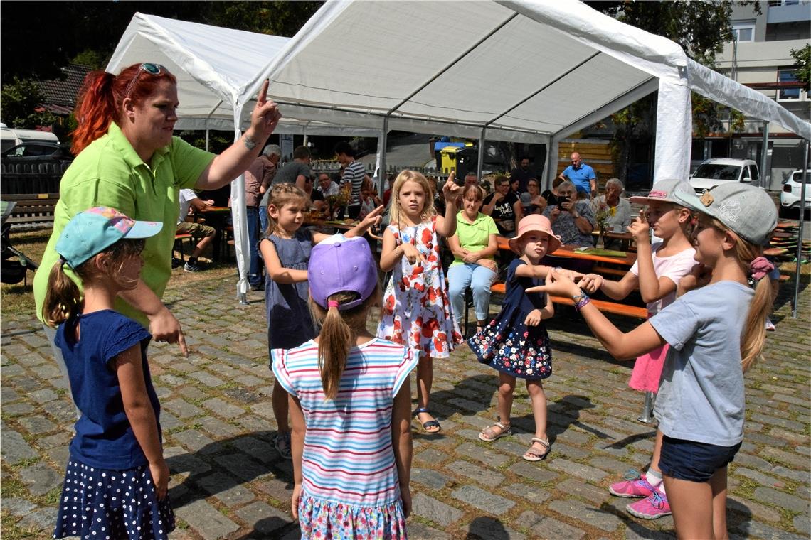 Einer der Höhepunkte ist der Überraschungsauftritt der Kindertanzgruppe, die Gloria Leibenzeder seit fünf Jahren leitet. Foto: Elisabeth Klaper