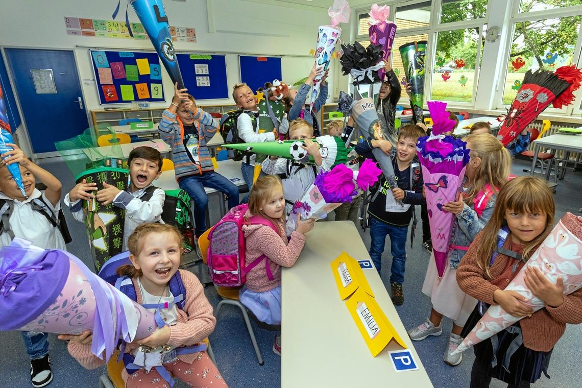 Der aufregende erste Tag als Schulkind Einer der schönsten und spannendsten Tage, werden wohl sicher die meisten der Abc-Schützen der Talschule später zurückblickend über ihren ersten Schultag sagen. Fotos: Alexander Becher