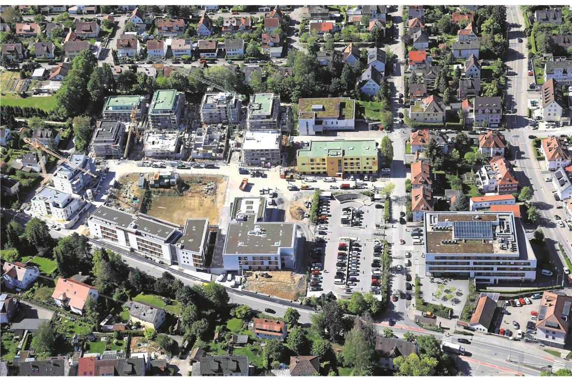 Kreisbau baut 500 neue Wohnungen Einer der Schwerpunkte des Engagements der Kreisbau ist das Areal des ehemaligen Krankenhauses Backnang. So baut die Kreisbau nicht nur in Kooperation mit der Baugenossenschaft Backnang 63 Wohnungen (oben links), sondern wird auch die Parkdecks sanieren und überbauen. Foto: F. Muhl
