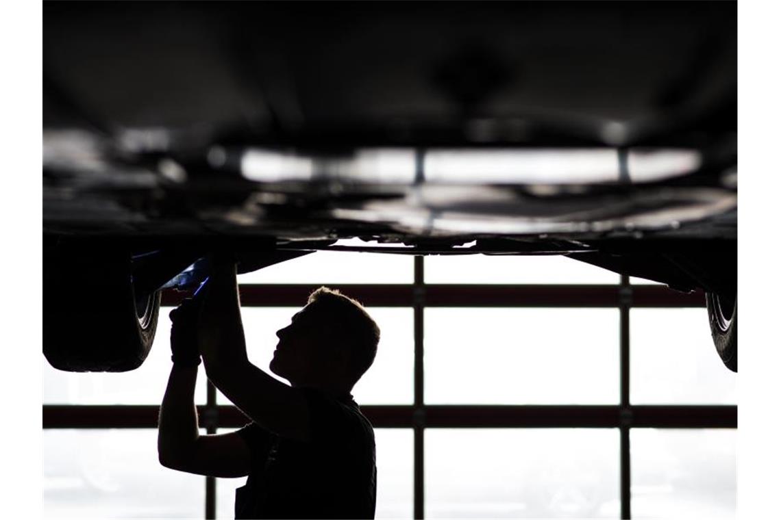 Teenager träumen eher von traditionellen Jobs Einer der Top-3-Berufe unter 15-jährigen Schülern: Automechaniker. Foto: David-Wolfgang Ebener/dpa