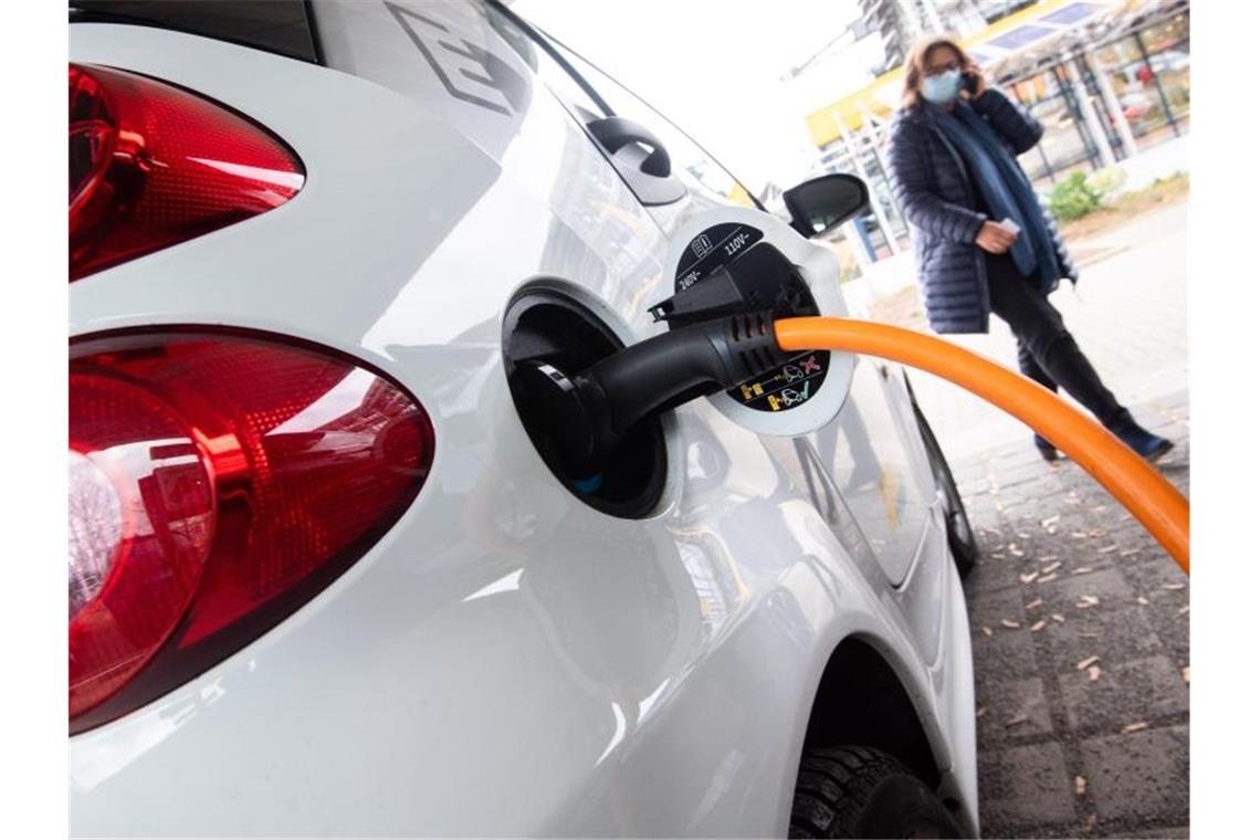 E-Autos: Benzinkosten rund 90 Prozent höher als Stromkosten Einer repräsentativen Umfrage zufolge planen derzeit nur wenige Menschen in Deutschland, sich ein Elektroauto zuzulegen. Foto: Julian Stratenschulte/dpa