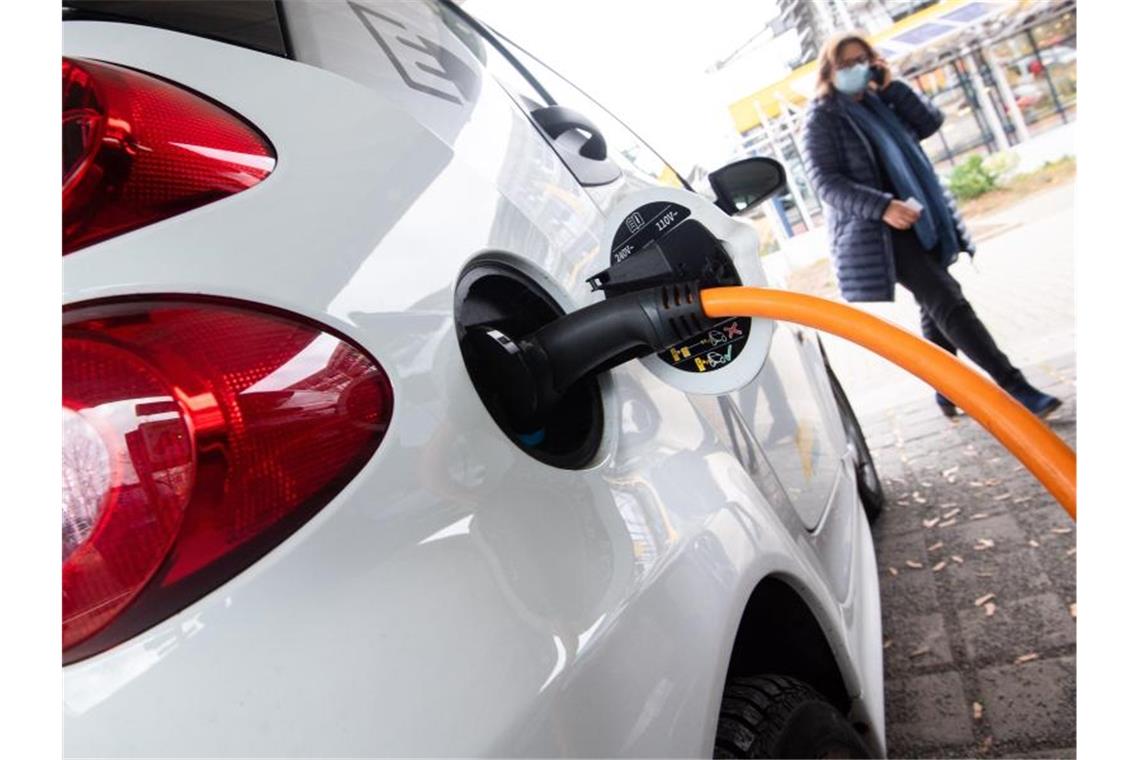 Einer repräsentativen Umfrage zufolge planen derzeit nur wenige Menschen in Deutschland, sich ein Elektroauto zuzulegen. Foto: Julian Stratenschulte/dpa